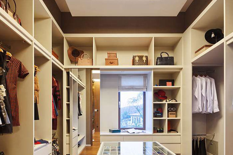 Kleiderschrank